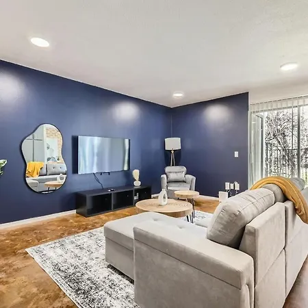 Your Cozy King Suite Getaway - Sleeps 4 - Pool, Prkg